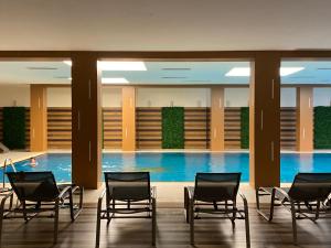 בריכת השחייה שנמצאת ב-Borovets Hills Apartments - Evergreen Suite או באזור