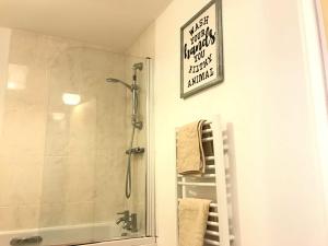 Ванна кімната в Grand Central Littleover Deluxe Apartments