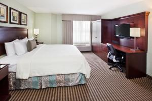 Tempat tidur dalam kamar di Holiday Inn Express Hotel & Suites Atlanta Buckhead, an IHG Hotel