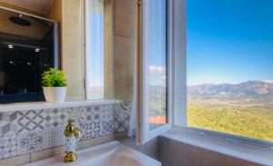 Nespecifikovaný výhled na hory nebo výhled na hory při pohledu z apartmánu + 2 fotografie