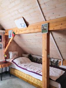 sypialnia z łóżkiem piętrowym w drewnianym domu w obiekcie smještaj Mala Zidanica w mieście Tomaševci