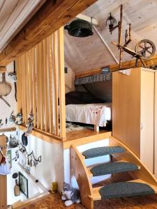 miniaturowy domek z sypialnią i łóżkiem w obiekcie smještaj Mala Zidanica w mieście Tomaševci
