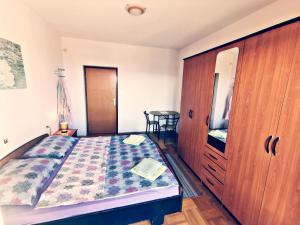 Postel nebo postele na pokoji v ubytování Large Apartment Duje