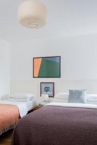 1 dormitorio con 2 camas y TV en la pared en The Stop, en Galway