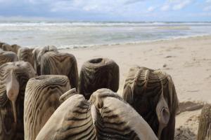 ヴェスターラントにあるHues-Loerki-App-2の砂浜の人々の砂像
