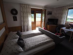 Letto o letti in una camera di Gästehaus Hechenblaikner