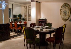 ein Esszimmer mit Tisch und Stühlen in einem Zimmer in der Unterkunft Fiori Hotel in Erbil