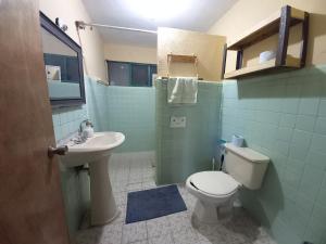 Koupelna v ubytování Bermejo Hostel + 37 fotografií