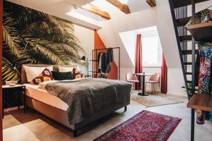 ein Schlafzimmer mit einem Bett und einer Pflanzenwand in der Unterkunft Astoria Apartments in Nürnberg