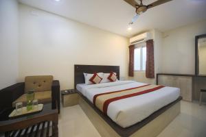 Schlafzimmer mit einem Bett, einem Tisch und einem Fenster in der Unterkunft Balaji residency in Chennai