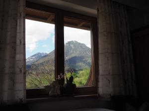 Vista generica sulle montagne o vista sulle montagne dall'interno dell'affittacamere