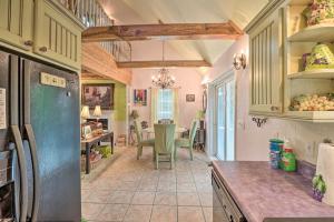 een keuken met een aanrecht en een eetkamer bij Rubys Landing Cottage with Deck and White River Views in Melbourne