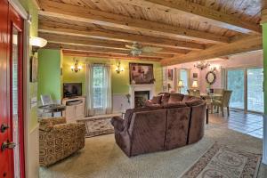 een woonkamer met een bank en een tafel bij Rubys Landing Cottage with Deck and White River Views in Melbourne