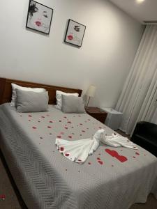 Un dormitorio con una cama con corazones rojos. en Hotel Douro Vale de Campos en Penafiel