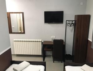 Una televisión o centro de entretenimiento en Hotel Djerdan