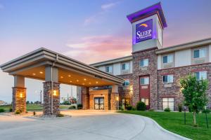 Un hotel con un cartel encima en Sleep Inn & Suites Devils Lake, en Devils Lake