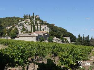 un pueblo en la colina detrás del viñedo en Sitio Nathalie et Jos, en Saint-Laurent-de-Carnols
