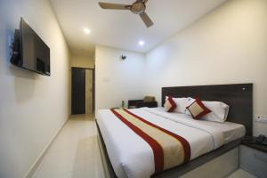 Tempat tidur dalam kamar di Balaji residency