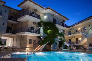 Bazén v ubytování Stratos Hotel nebo v jeho okolí