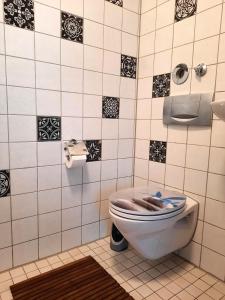 Koupelna v ubytování Easy Stay Rooms + 10 fotografií