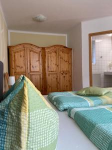 dwa łóżka siedzące obok siebie w sypialni w obiekcie Hotel Am Schlosspark w mieście Mallin