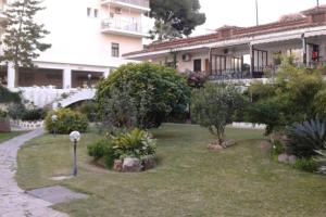 A garden outside Carihuela Park Palace Studio