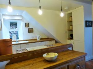 - une cuisine avec un comptoir et un bol sur une table en bois dans l'établissement Roman Cottage - - Hadrian's Wall dark sky outpost., à Newcastle upon Tyne 17 autres photos