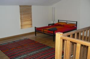 een slaapkamer met een bed met rode kussens bij Le Numéro 4 ! in Labruguière