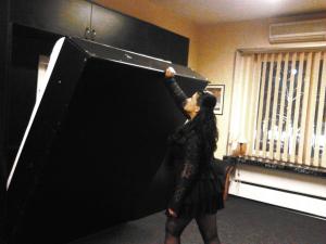 Eine Frau hält ein großes schwarzes Gerät hoch in der Unterkunft 4 Stars Magheru Studio in Bukarest