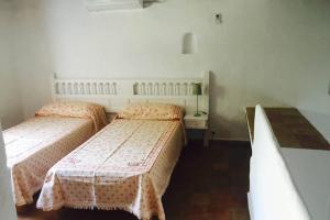 ein Zimmer mit zwei Betten und einem Tisch darin in der Unterkunft cala serena beach 6 in Cala Serena