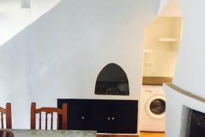 eine Küche mit Waschmaschine in der Unterkunft cala serena beach 6 in Cala Serena