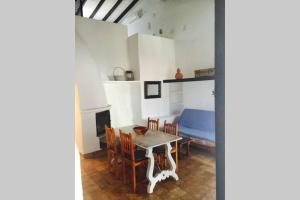 ein Zimmer mit einem Tisch und Stühlen und einem Bett in der Unterkunft cala serena beach 6 in Cala Serena