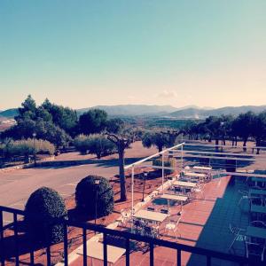 een groep tafels en stoelen op een parkeerplaats bij L'Ermita Casa Ripo in Vall dʼAlba