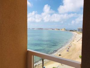 een balkon met uitzicht op het strand en de oceaan bij Punta Cormoran in La Manga del Mar Menor