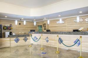 a lobby with a bar with blue and white decorations at Hotel Dan Inn Campinas Anhanguera - By Nacional Inn in Campinas +73 photos