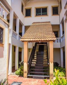 ein Gebäude mit einer Treppe vor einem Gebäude in der Unterkunft Carel Holiday Homes in Mombasa