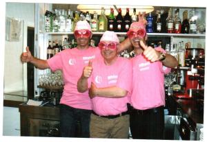 dos hombres en camisas rosas dando los pulgares hacia arriba en Hotel Vienna, en Bellaria-Igea Marina