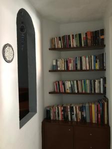 a room with a book shelf filled with books at Habitación Potter in Cancún