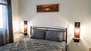 Кровать или кровати в номере Kerkini Houses