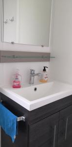 オンザンにあるAlexi Alexandra41のバスルーム(白い洗面台、鏡付)