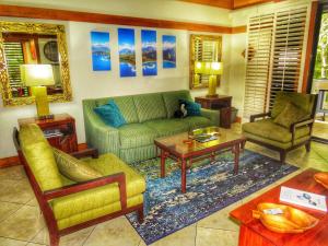 Ruang duduk di ALOHA - Poipu Beach Vacation Condo