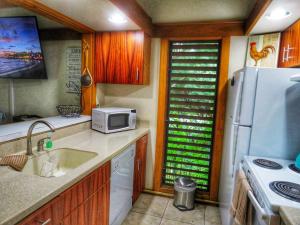 ALOHA - Poipu Beach Vacation Condo tesisinde mutfak veya mini mutfak