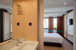 A bed or beds in a room at Toc Hostel Sevilla
