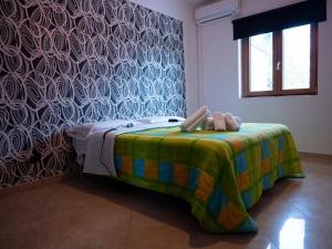 - une chambre dotée d'un lit avec deux ours en peluche dans l'établissement IL SOGNO, à Montoro Inferiore