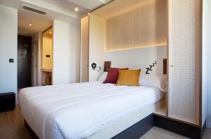 A bed or beds in a room at Toc Hostel Sevilla