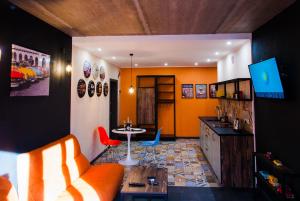 ヴィーンヌィツャにあるЭксклюзивная квартираのリビングルーム(オレンジ色のソファ、テーブル付)