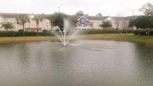 a fountain in the middle of a pond at Motel 6 Myrtle Beach in Myrtle Beach