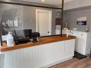 a counter with a television on top of it at Creekside Inn Downtown in Cambria