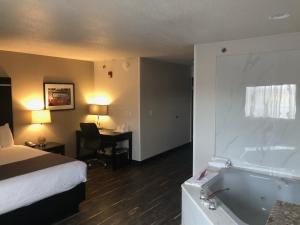 Postel nebo postele na pokoji v ubytování Ten Pin Inn & Suites