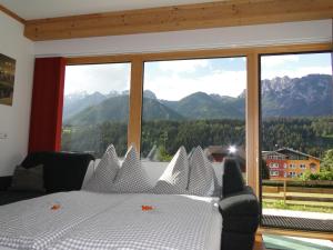 1 dormitorio con 1 cama y vistas a las montañas en Appartement Gipfelsturm, en Haus im Ennstal